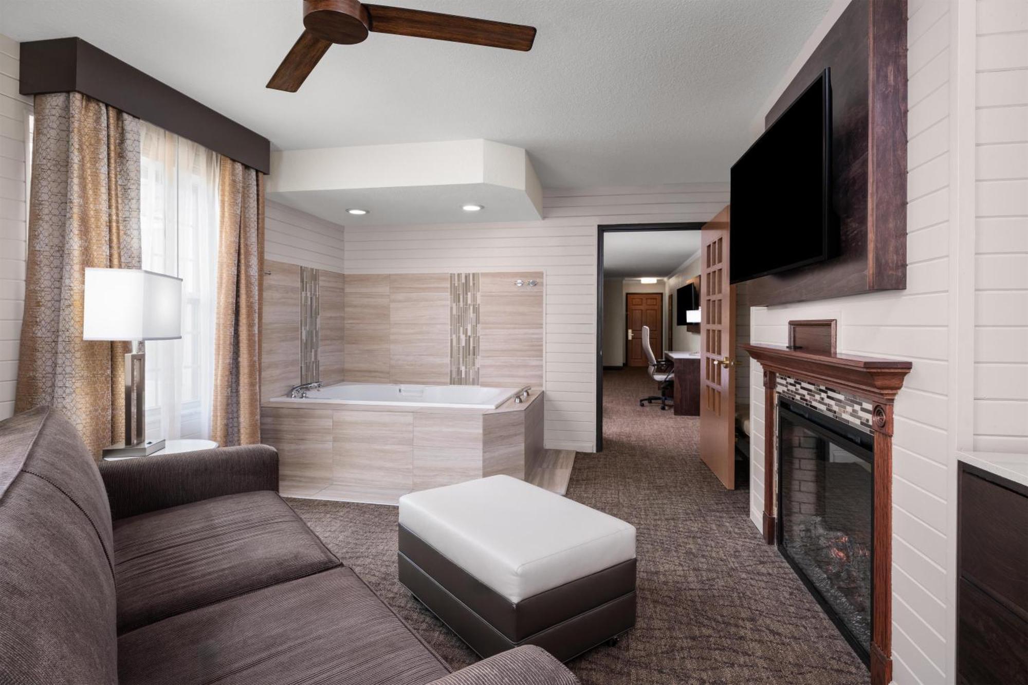 King Suite with Fireplace with Spa Bath - Non smoking